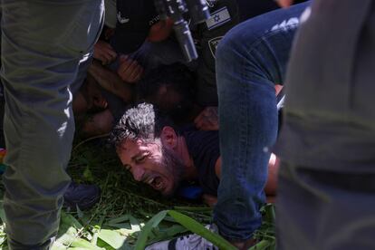 Las fuerzas de seguridad israelíes retiran a un manifestante durante una sentada a la entrada de la Knesset, el Parlamento de Israel, este lunes en Jerusalén.