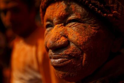 En la localidad nepalí de Thimi celebran el 'Sindoor Jatra' manchándose con polvos de color bermellón para dar la bienvenida al Año Nuevo, que coincide con el comienzo de la primavera según su calendario.