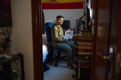 Luis Adolfo Giménez, en su pequeña habitación donde estudia su árbol genealógico.