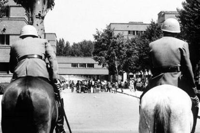 Dos <i>grises</i> a caballo ante una manifestación de estudiantes en la Complutense en 1968.
