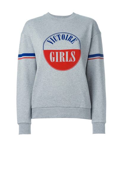 'Victoire Girls', el mensaje de esta sudadera de Étre Cécile. Cuesta 123 euros en Farfetch.