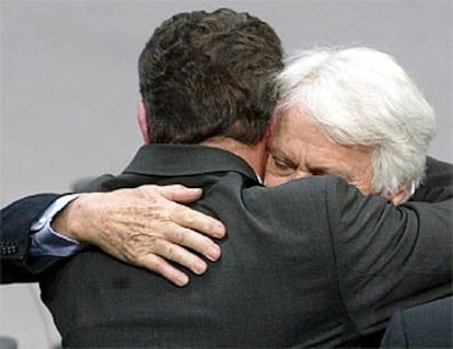 Schröder (de espaldas) abraza a Jorge Semprún durante el acto celebrado ayer en el Parlamento alemán.