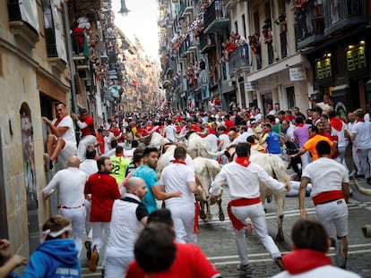 Los toros de La Palmosilla, a su paso por la curva de la calle de Mercaderes, durante los Sanfermines 2019.