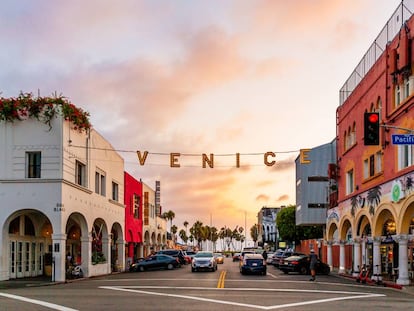 Atardecer en el barrio bohemio de Venice, en Los Ángeles (California).