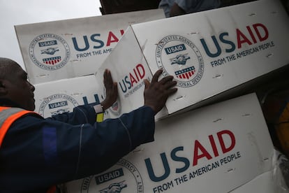 Un grupo de trabajadores descargan cajas con suministros médicos para luchar contra el ébola en Liberia, en una imagen de archivo