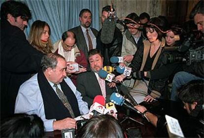 Jesús Gil y su abogado, Horacio Oliva, durante la conferencia de prensa de ayer.