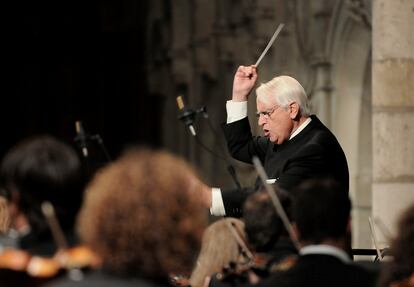 El director de orquesta Cristobal Halffter, dirige a la Filarmónica de Castilla y León durante la inauguración del Festival de Organo Catedral de León, a la que han asistido el presidente del Gobierno y su esposa.