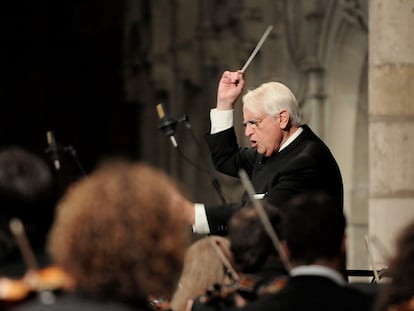 El director de orquesta Cristobal Halffter, dirige a la Filarmónica de Castilla y León durante la inauguración del Festival de Organo Catedral de León, a la que han asistido el presidente del Gobierno y su esposa.