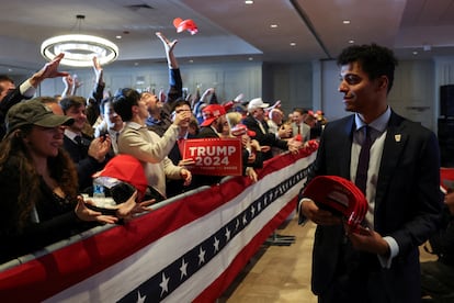 Personal del equipo de Trump reparte gorras entre sus seguidores en Nashua, New Hampshire. 