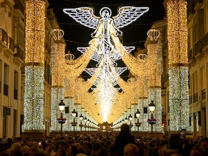 Decoración navideña en la calle Larios de Málaga el 2 de diciembre,