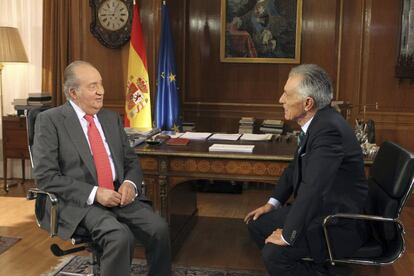 Fotografía facilitada por la Casa de SS.MM el Rey que muestra a don Juan Carlos siendo entrevistado por el veterano periodista Jesús Hermida, con motivo del 75 aniversario del Monarca.