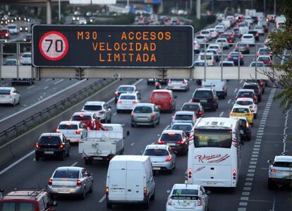 Para controlar el cumplimiento de los límites de velocidad no ha sido necesario destinar más agentes de Movilidad ni de la Policía Local, aunque sí han salido radares móviles a las carreteras. En la imagen, circulación en un tramo de la M-30.