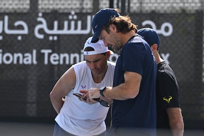 Rafa Nadal, junto a Carlos Moyá, durante el entrenamiento en Kuwait.
