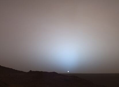 Atardecer marciano en una imagen obtenida por el robot <i>Spirit</i> el 19 de mayo de 2005.