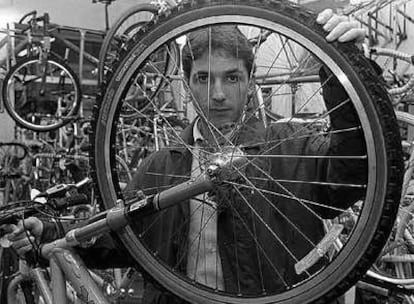 Agustín Sagasti, en una tienda de bicicletas en Bilbao.