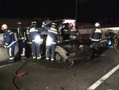 Trece personas han perdido la vida en los doce accidentes de tráfico mortales registrados en las carreteras desde las tres de la tarde del viernes y hasta las 20.00 horas de hoy, han informado a Efe fuentes de la Dirección General de Tráfico. EFE/Archivo