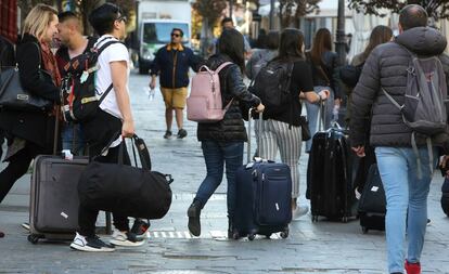 Turistas por el centro de Madrid en marzo.