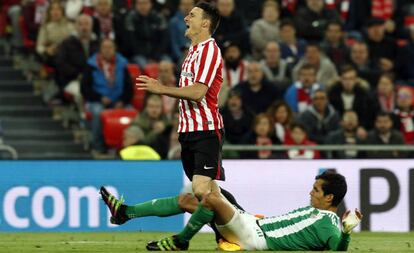 Mandi comete penalti sobre Aduriz.