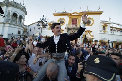 Guillermo Hermoso de Mendoza, a hombros por la Puerta del Príncipe.