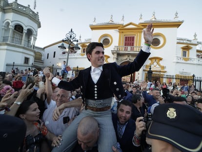 Guillermo Hermoso de Mendoza, a hombros por la Puerta del Príncipe.