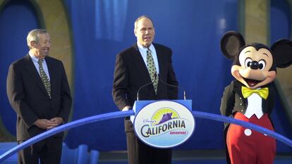 Michael Eisner en la apertura de un Disney en California.