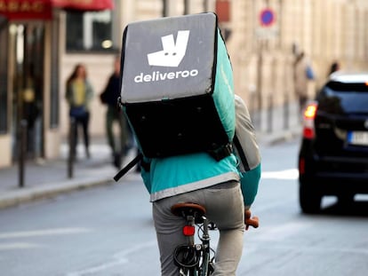 Un repartidor de Deliveroo, durant un servei amb bicicleta a Madrid.