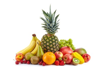 <p>Tanto la Organización Mundial de la Salud (OMS) como la Organización de las Naciones Unidas para la Alimentación y la Agricultura (FAO) <a href="http://www.who.int/dietphysicalactivity/fruit/es/" rel="nofollow" target="_blank">recomiendan un consumo diario de frutas y verduras de 400 gramos</a>. Parece claro, entonces, que las frutas son tanto necesarias como beneficiosas para nuestra salud. A pesar de esto, <strong>no se libran de mitos y rumorología en torno a su consumo</strong>. Desde que las frutas congeladas son peores, pasando por la hora exacta a la que debemos comerlas hasta poderes sanadores. Desmontamos los mitos que rodean a este grupo de alimentos. </p>
