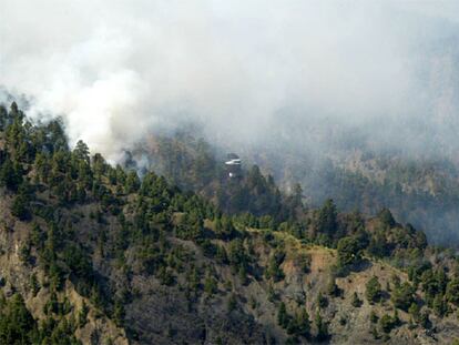 Dos helicópteros participan en las tareas de extinción en la isla de La Palma.