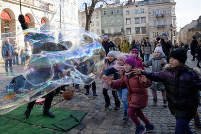 Unos niños jugaban el día 14 con burbujas de jabón en el centro de Lviv.