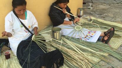 Las mujeres tejedoras y creativas de la comunidad de Tlamacazapa, en el sureño Estado de Guerrero, buscan que sus artesanías hechas con palapas de palma se conozcan y se exporten a nivel internacional.