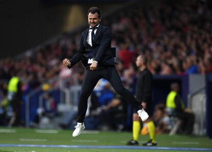 El entrenador del Brujas Ivan Leko celebra el gol de su equipo.