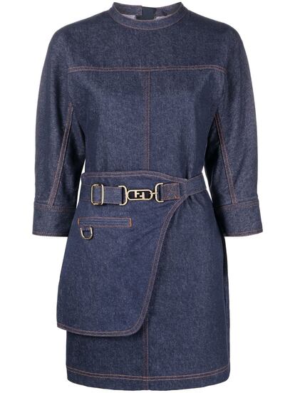 Fendi incluye en su colección de primavera este original vestido vaquero, con cinturón con logo dorado, un gran bolsillo, manga al codo y cuello mao.

1.569€