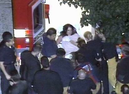 Britney Spears, en el momento de abandonar su casa en una ambulancia.