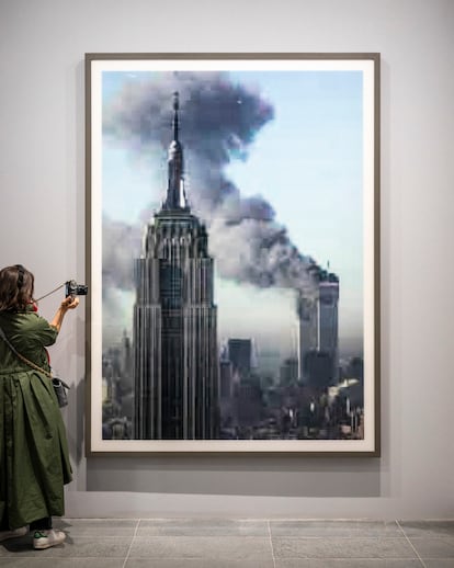 'jpeg ny01', de Thomas Ruff (2004), una visión desenfocada del atentado contra las Torres Gemelas.