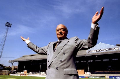 Mohamed Al Fayed ante el estadio del Fulham F.C, en una foto de 1997.