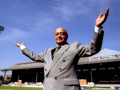 Mohamed Al Fayed ante el estadio del Fulham F.C, en una foto de 1997.