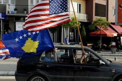Ciudadanos kosovares celebran el fallo del Tribunal de La Haya en Pristina.