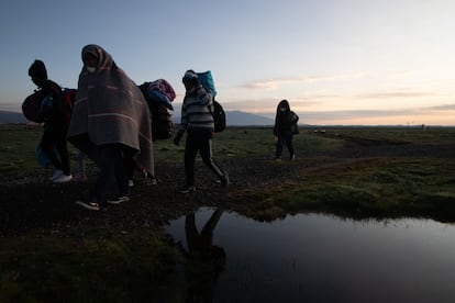 Un grupo de migrantes venezolanos en la frontera con Bolivia, cerca de Colchane, Tarapacá (Chile), en enero de 2024.