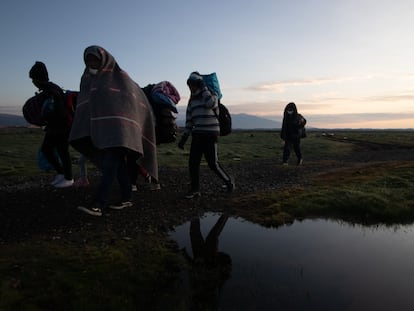 Un grupo de migrantes venezolanos en la frontera con Bolivia, cerca de Colchane, Tarapacá (Chile), en enero de 2024.