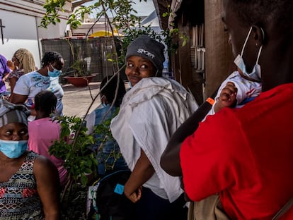 Las mujeres y los niños son los perfiles prioritarios para ser derivados a la Península por tratarse de los más vulnerables. Su traslado, sin embargo, ha sido lento y poco transparente. Durante meses, se han acumulado mamás con sus hijos en hoteles y centros de acogida de las islas. En la imagen, un grupo de mujeres migrantes en el recinto que gestiona el pastor Ángel, en Fuerteventura.