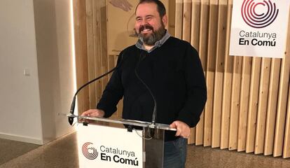 El portavoz de los comuns, el diputado Joan Mena, en una rueda de prensa en la sede del partido.