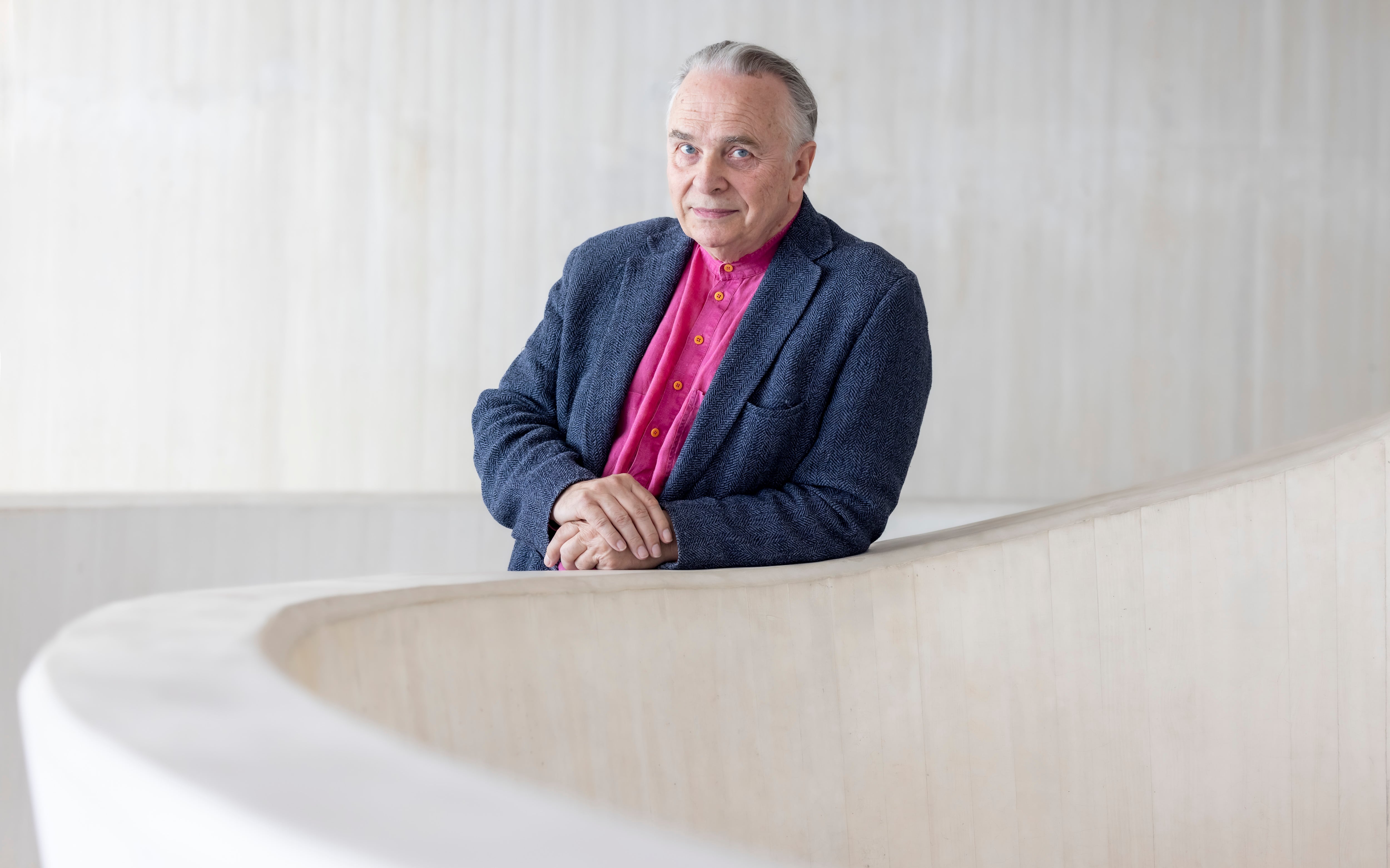 Mark Elder, en su debut como director de la orquesta de Les Arts: “La ópera no puede ser víctima de la política”