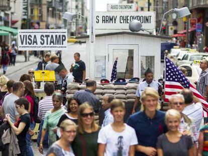 Un grupo de turistas visita el antiguo paso fronterizo 'Checkpoint Charlie'