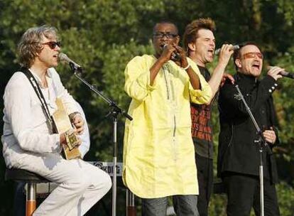De izquierda a derecha, los cantantes Bob Geldof, Youssou N&#39;Dour, Campino y Bono, ayer en Rostock.