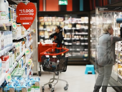 Dos clientes hacen la compra en un supermercado de Bilbao, a mediados de marzo.