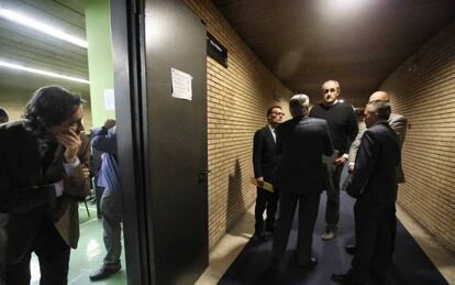 Morales, presidente de la Penya, en el centro, junto a varios directivos.