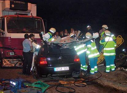 Facultativos del Summa rescatan a las víctimas del accidente de tráfico en Leganés.