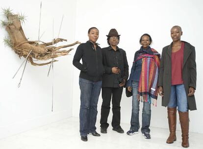 De izquierda a derecha, Aïcha Aïdaira , Bill Kouélany, Otobong Nkanga y Billie Zangewa, junto a una escultura de Nkanga, en Casa África.