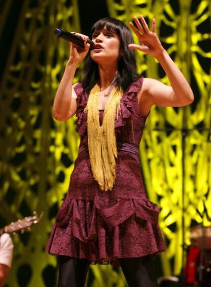 La cantante mexicana Julieta Venegas durante el concierto que ha ofrecido esta noche en el Palacio Municipal de Congresos de Madrid.