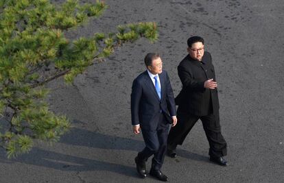 Kim Jong-un y el presidente surcoreano, Moon Jae-in pasean por la Zona Desmilitarizada durante la cumbre intercoreana en Panmunjom (Corea del Sur).
